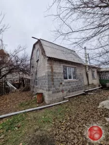 Продаётся в Станице Луганской, земельный участок с домостроением!